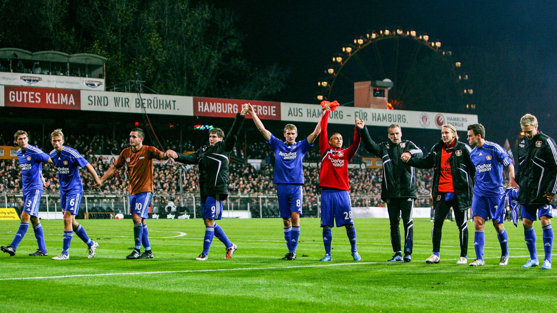 Werkself feiert mit den Fans