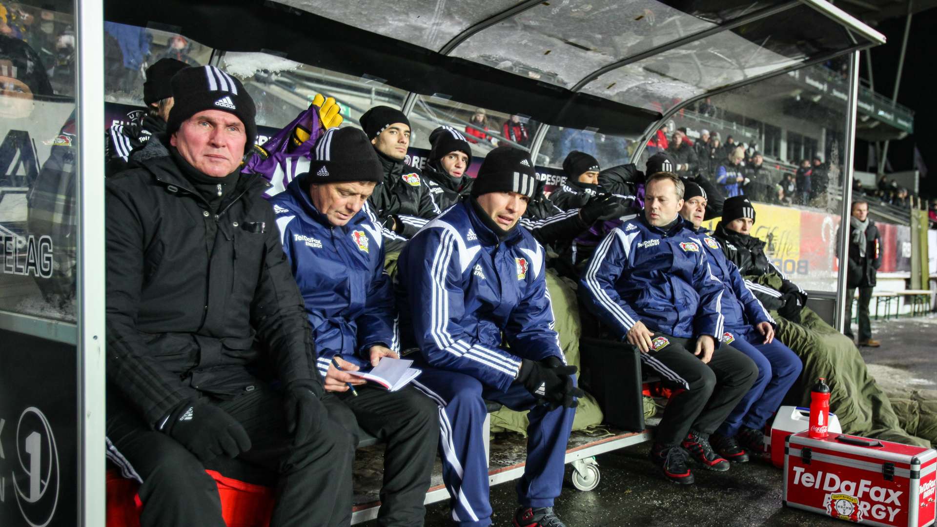 Auswechselbank um Trainer Jupp Heynckes