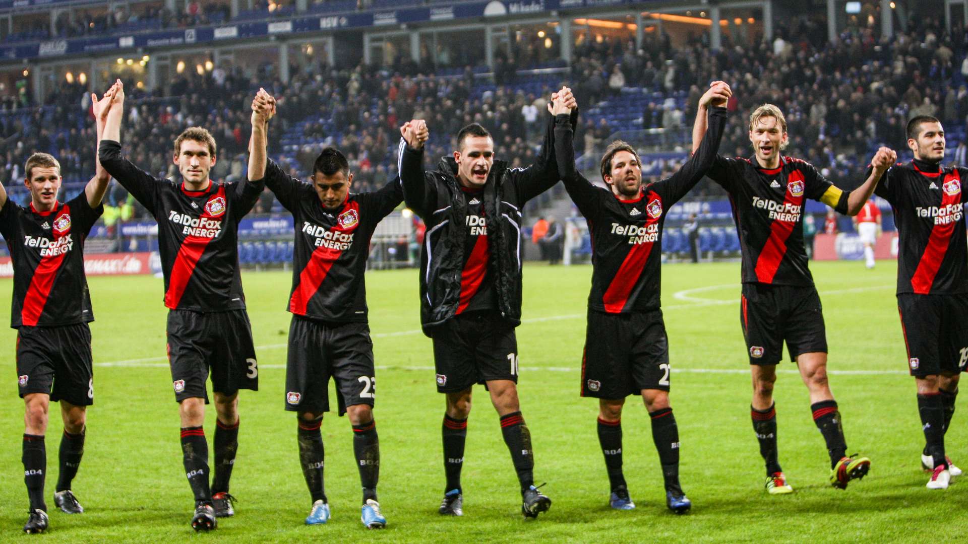 Werkself feiert Sieg mit den Fans