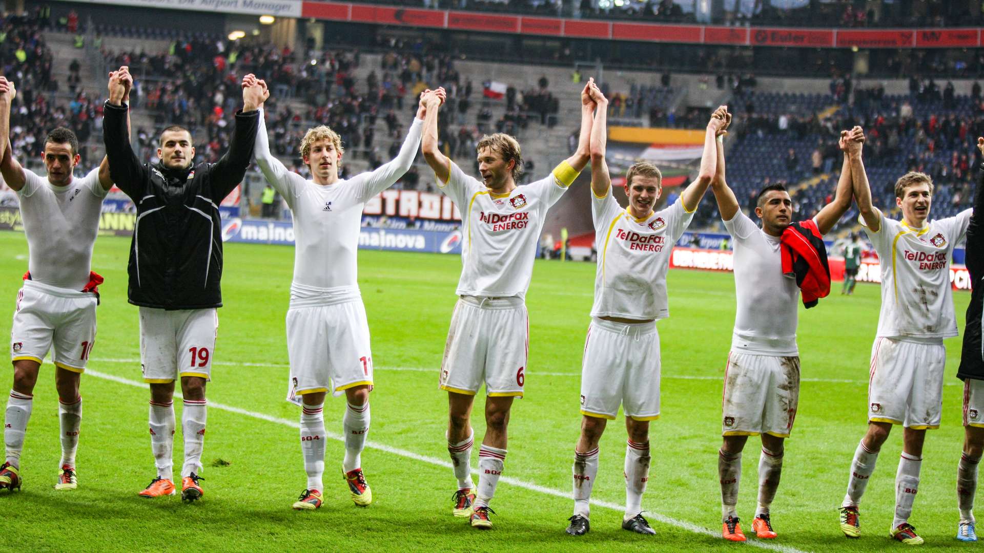 Werkself feiert den Sieg mit den Fans