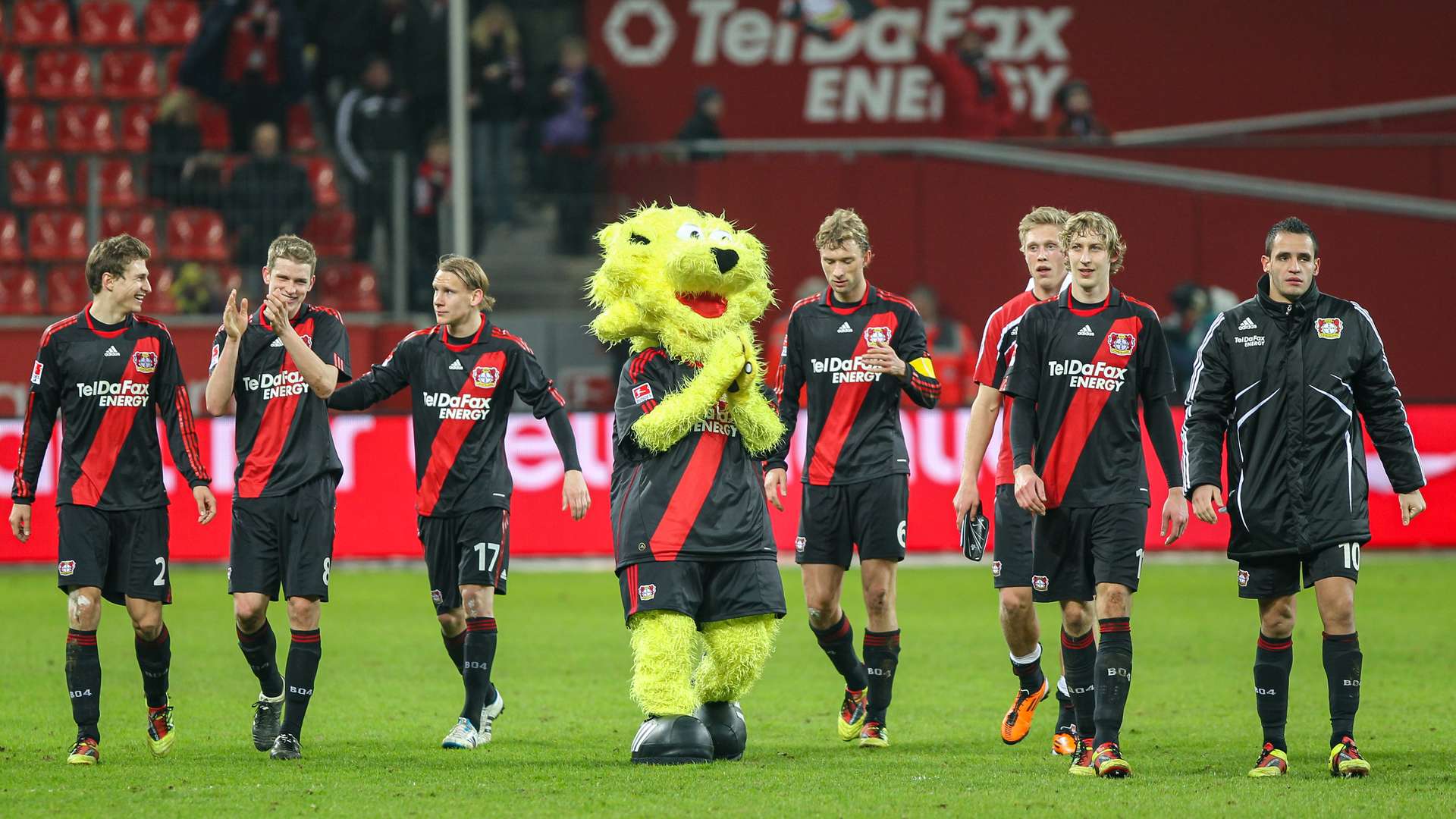 Werkself feiert Sieg mit den Fans