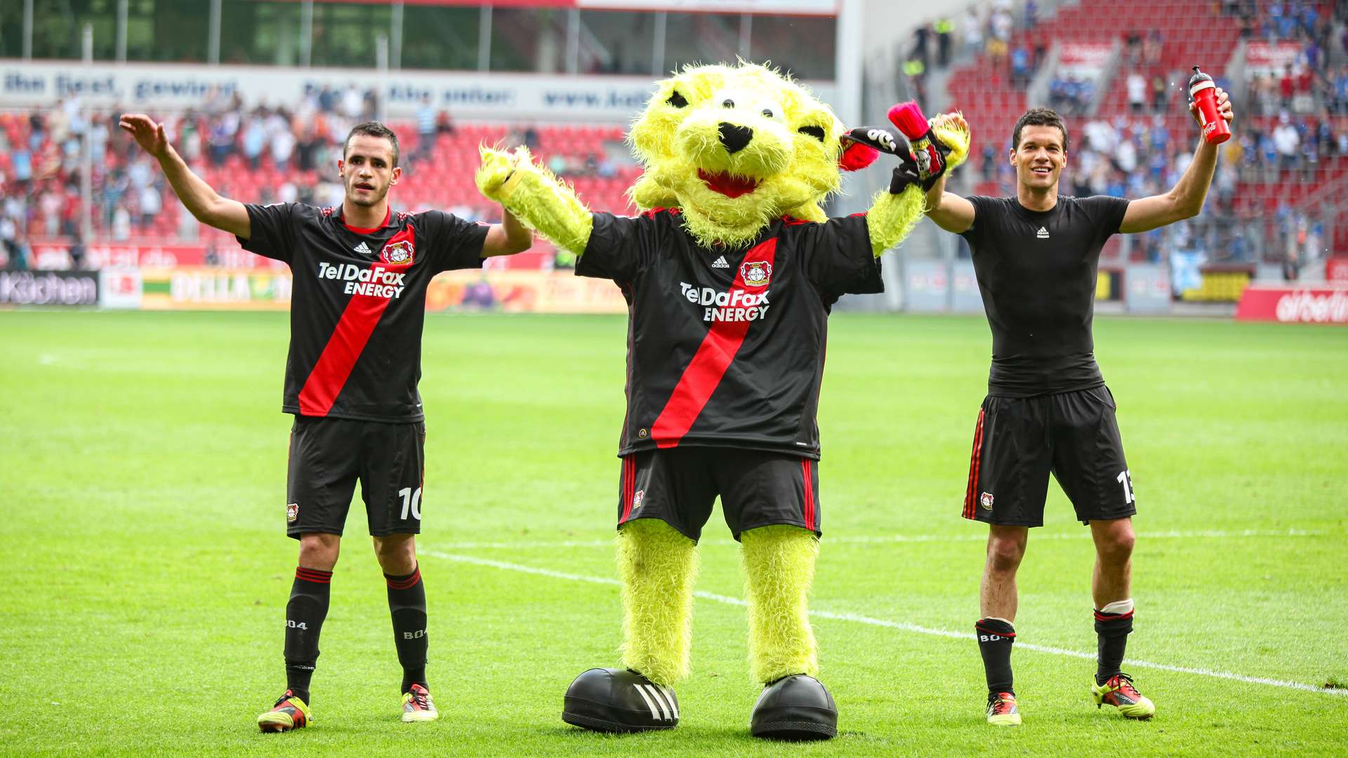 Renato Augusto und Michael Ballack mit Brian the Lion