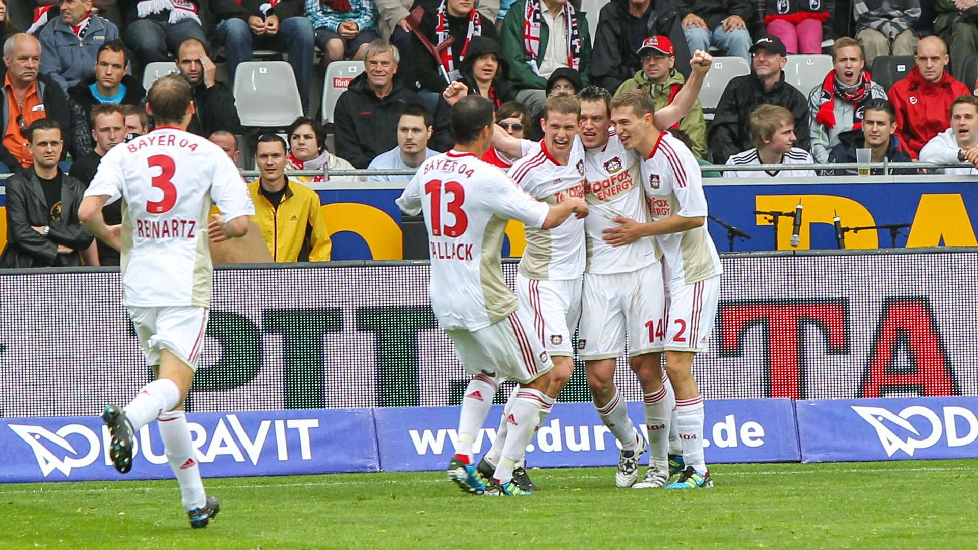 Werkself beim Torjubel