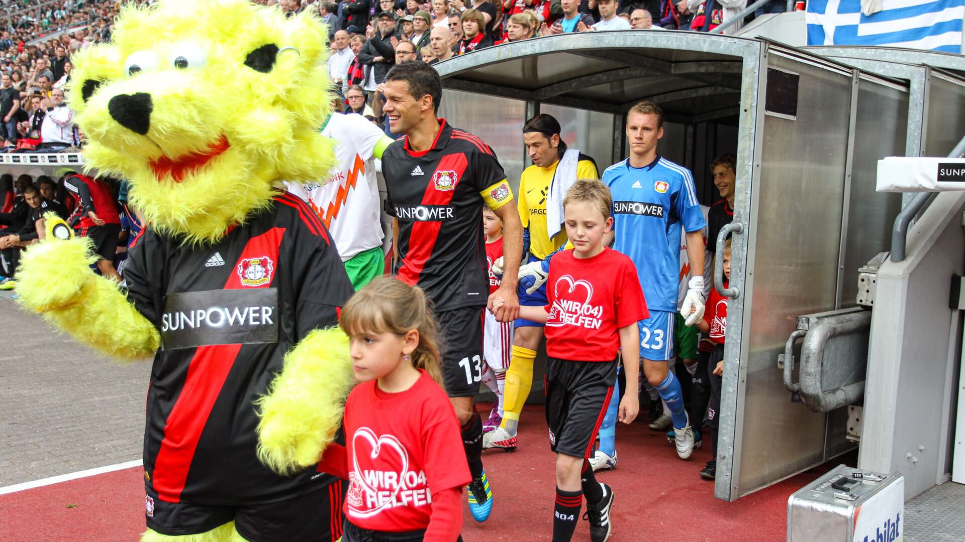 Werkself läuft aufs Feld