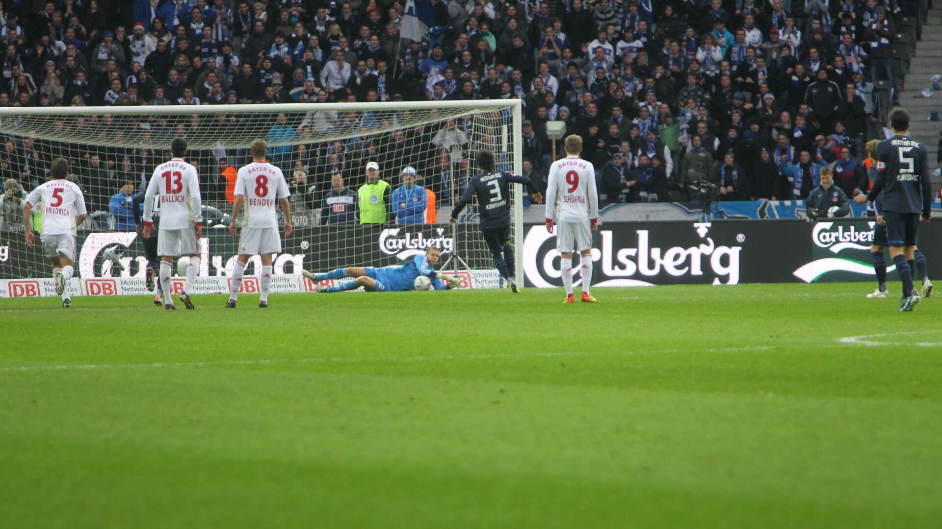 Bernd Leno hält einen Elfmeter