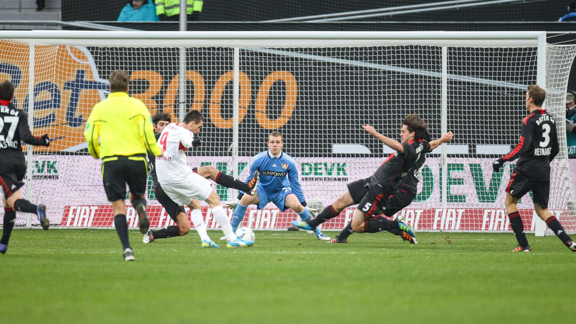 Vedad Ibisevic prüft Bernd Leno