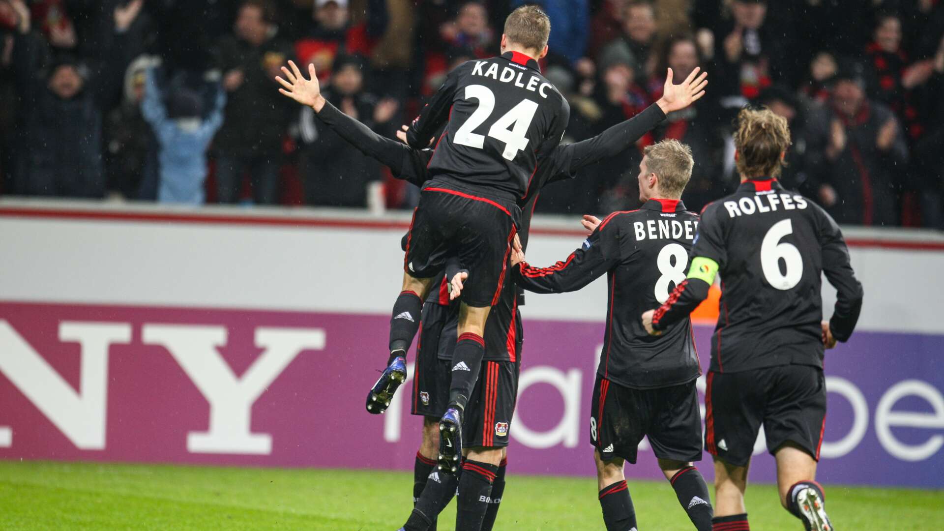 Werkself beim Torjubel