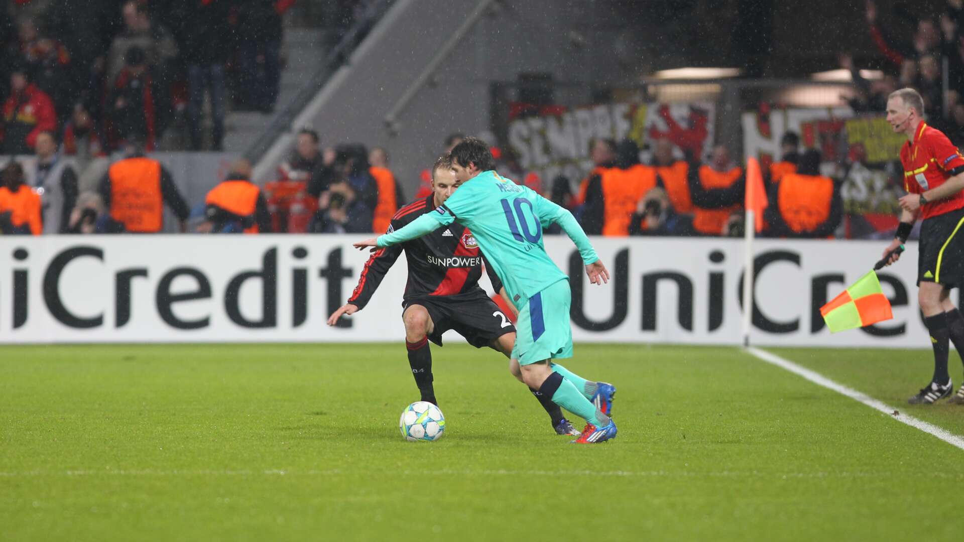 Lionel Messi im Zweikampf mit Michal Kadlec