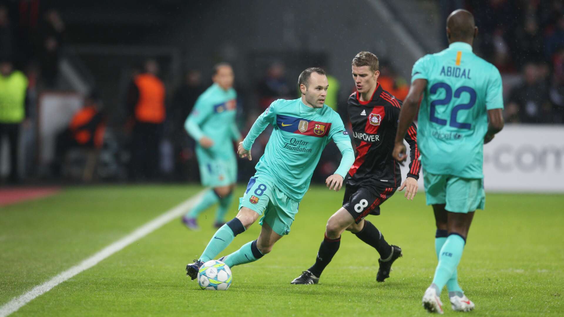 Andres Iniesta gegen Lars Bender