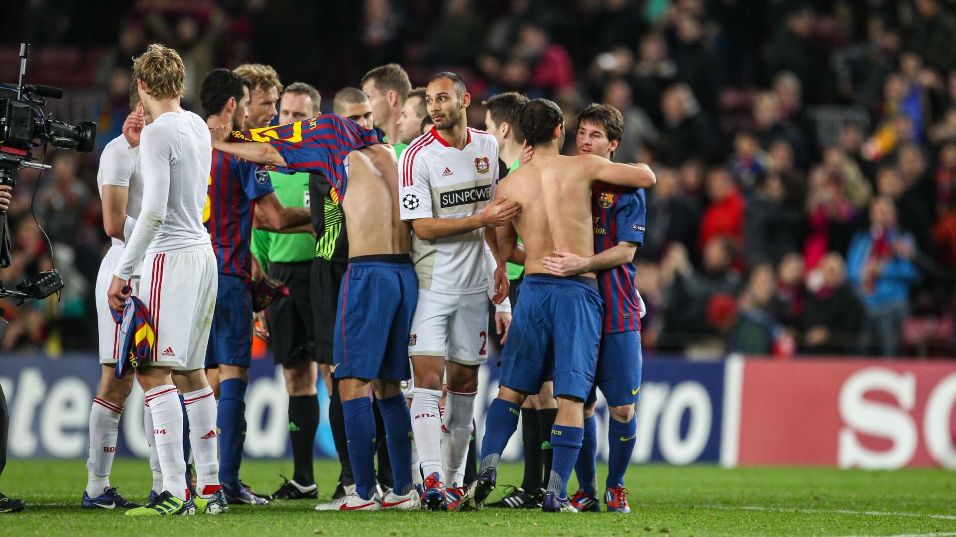 Werkself und die Spieler des FC Barcelona