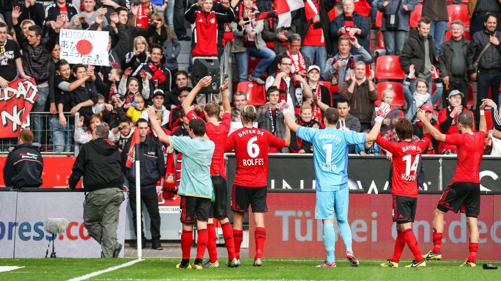Bayer 04-Fans feiern mit dem Team