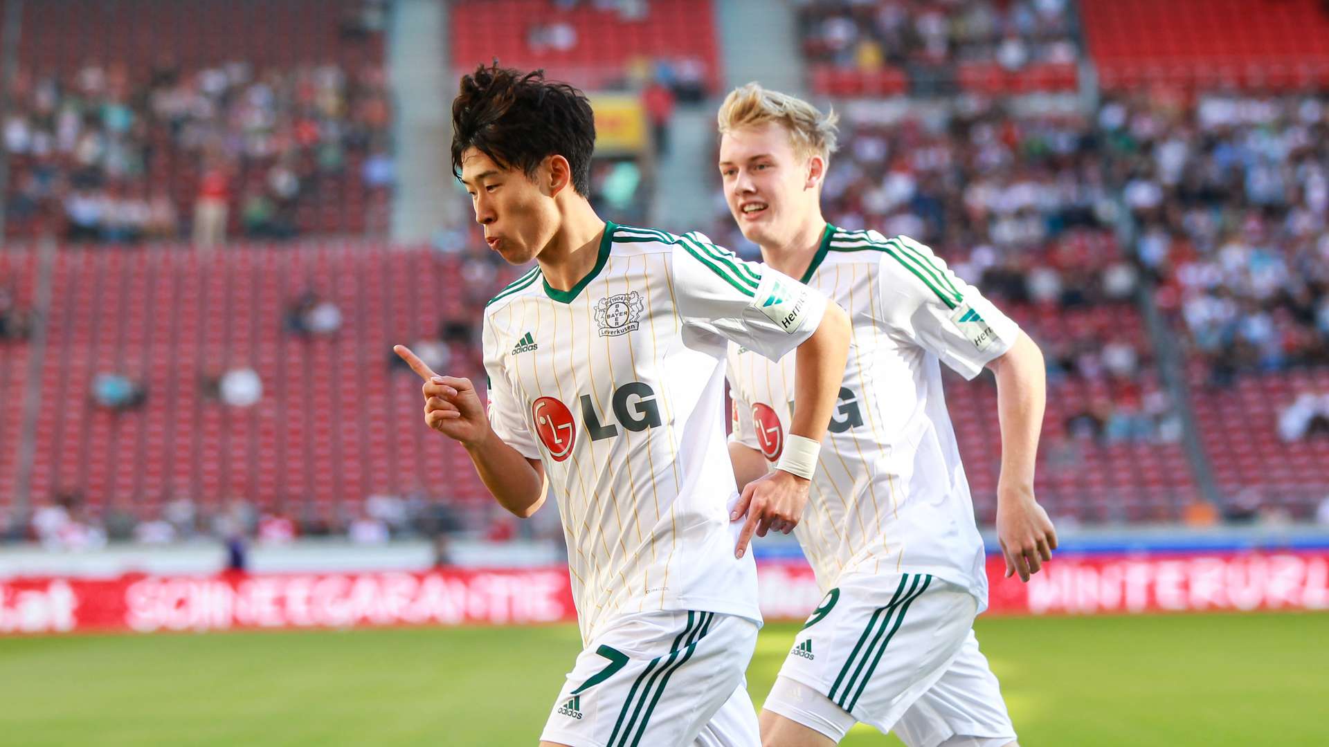 Heung-min Son und Julian Brandt beim Jubel