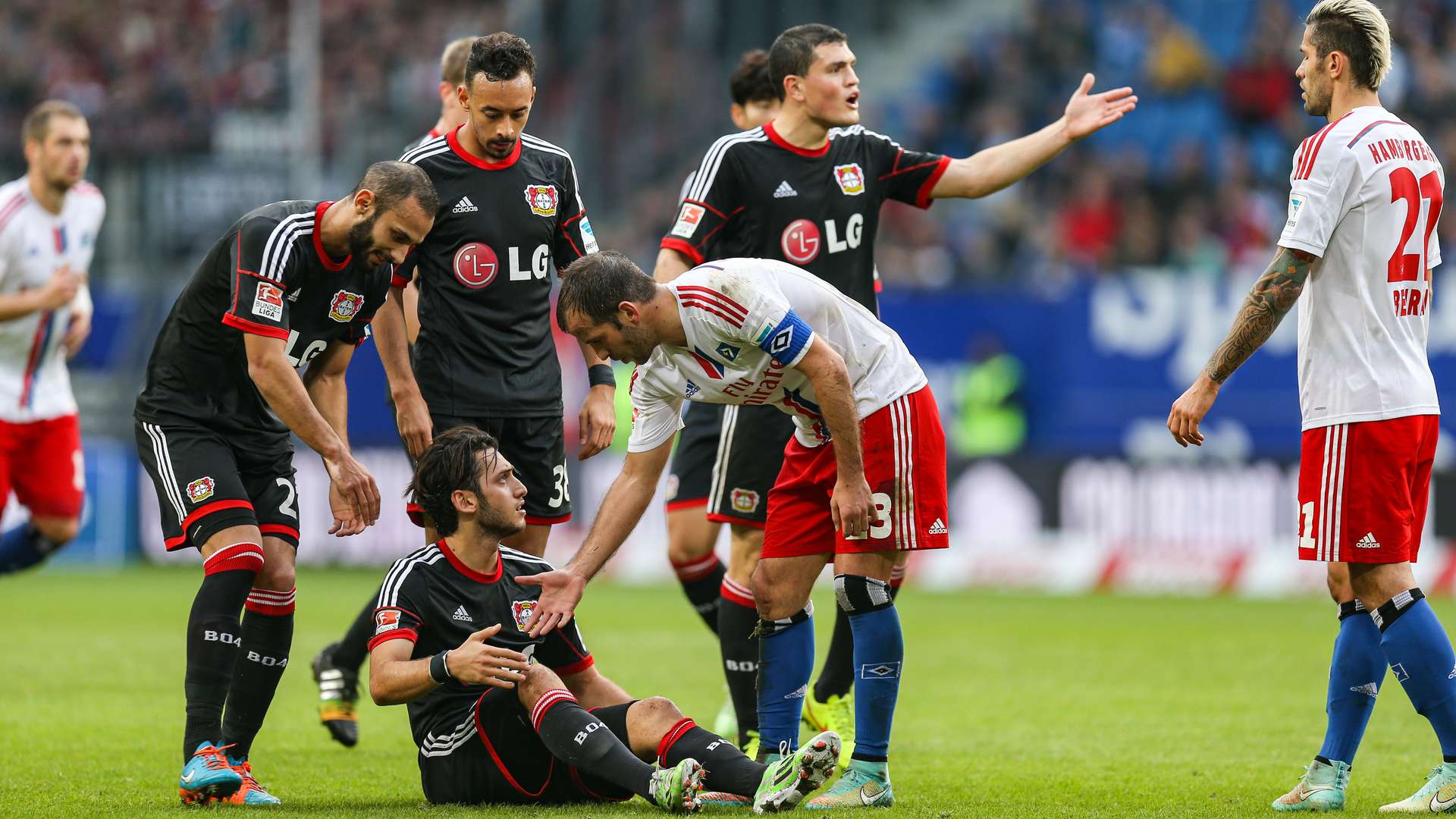 Hakan Calhanoglu am Boden