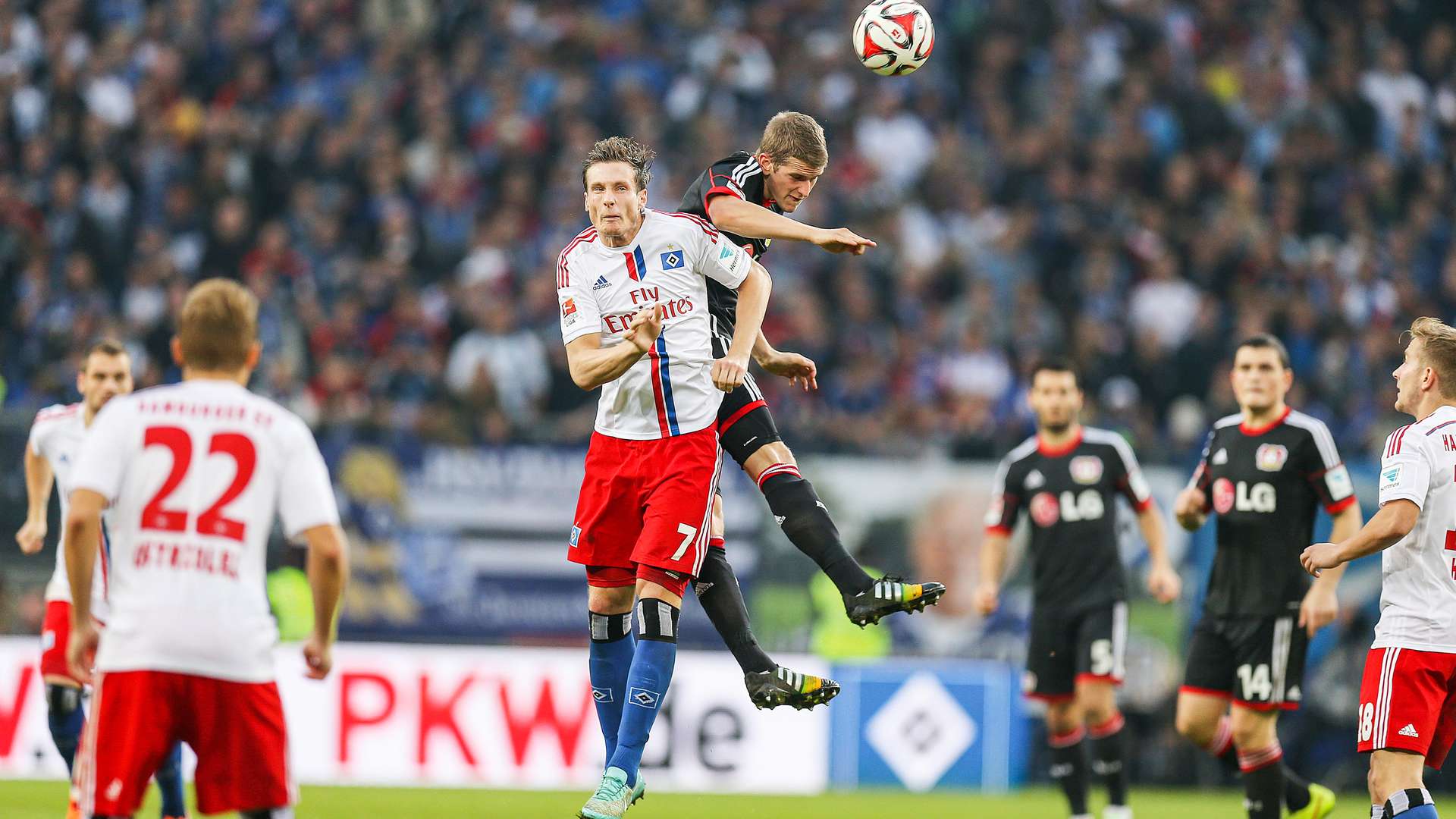 Lars Bender im Kopfballduell