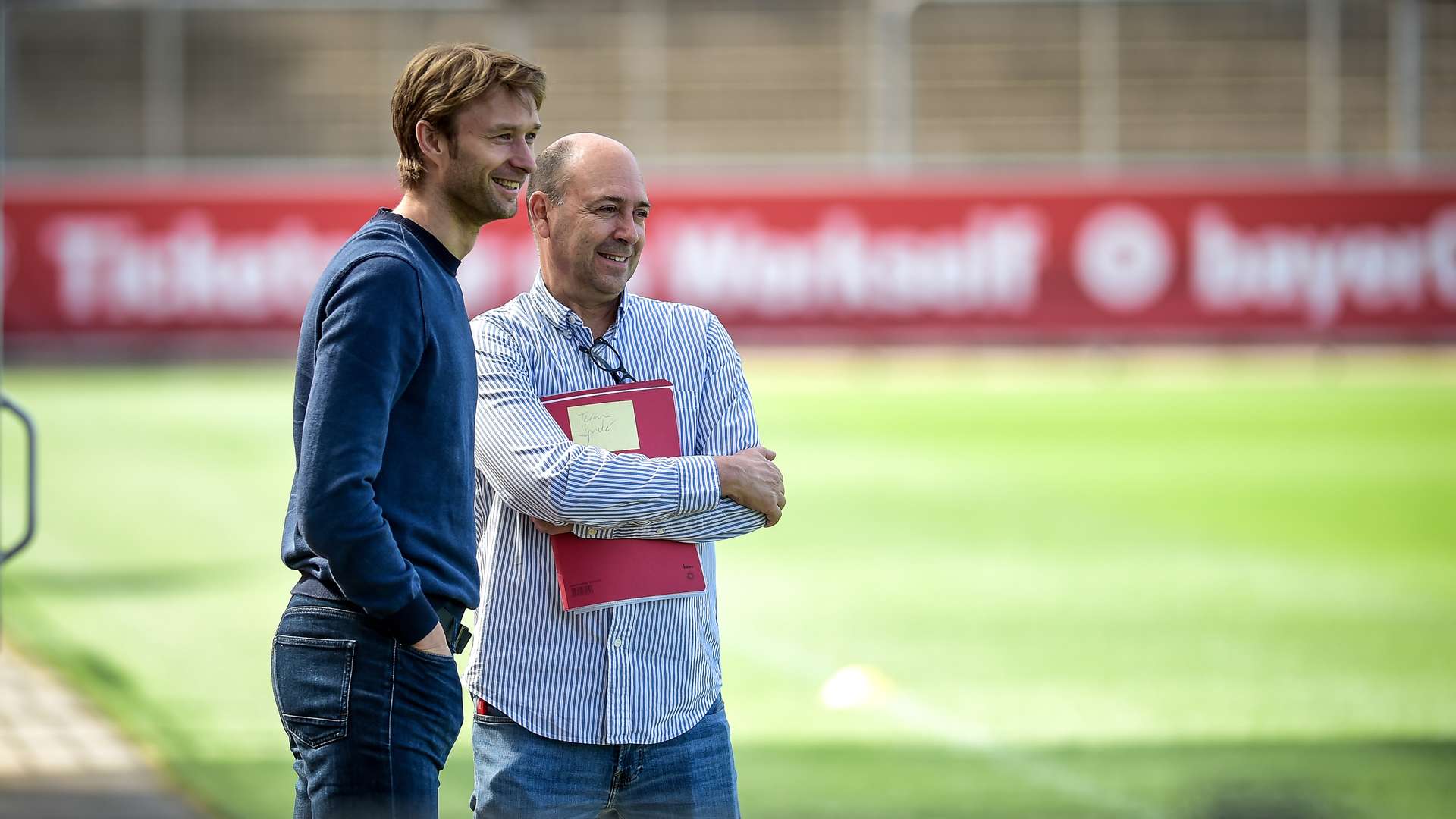 Con el director deportivo, Simon Rolfes.