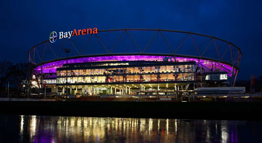 BayArena erstrahlt in lila