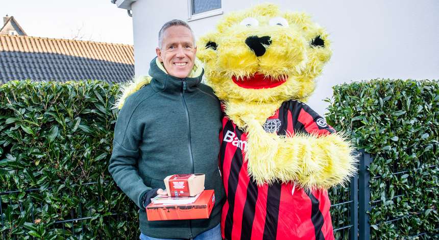 crop_20211221_NB_B04_Geschenke_Verteilen_Brian_The_Lion_27104.jpg
