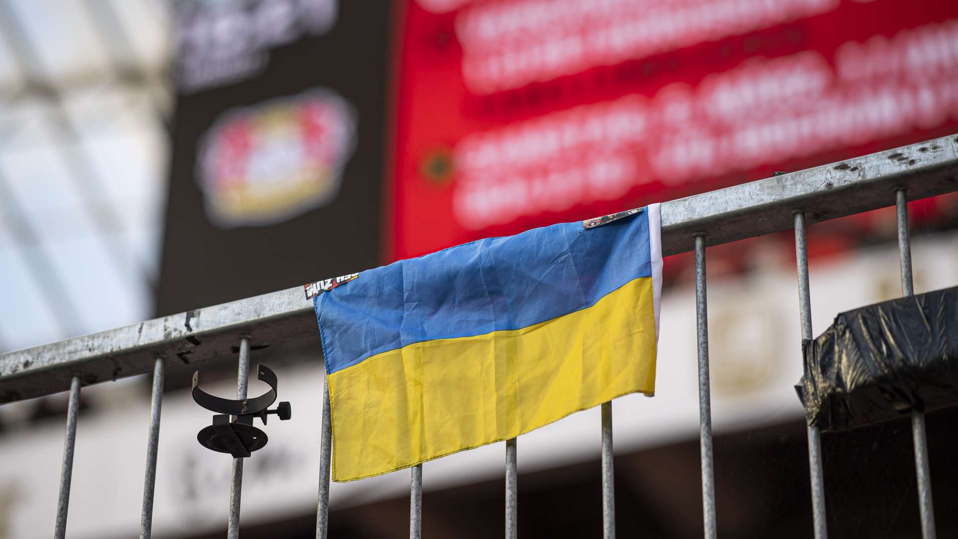 Ukraine-Flagge im Bayer 04-Block