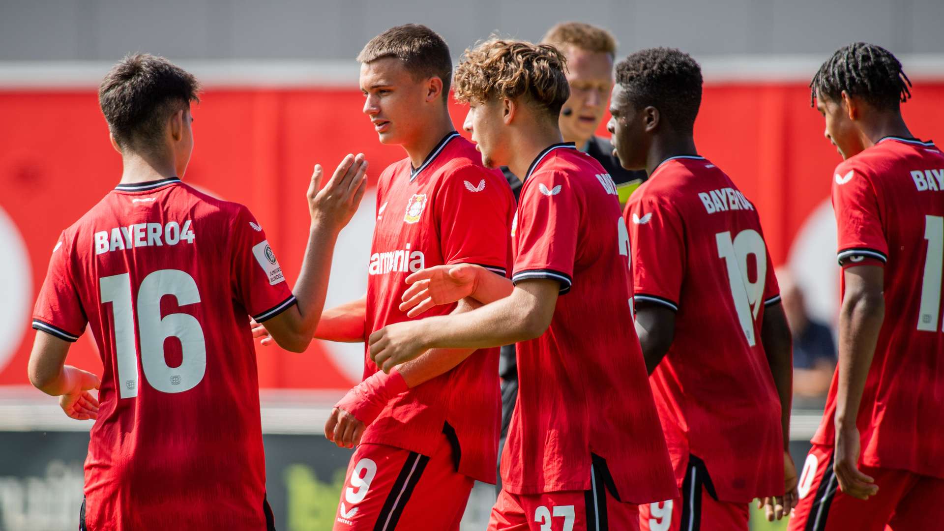 Nachwuchs: U16 weiter ungeschlagen – U15 klettert auf Platz zwei | Bayer04.de