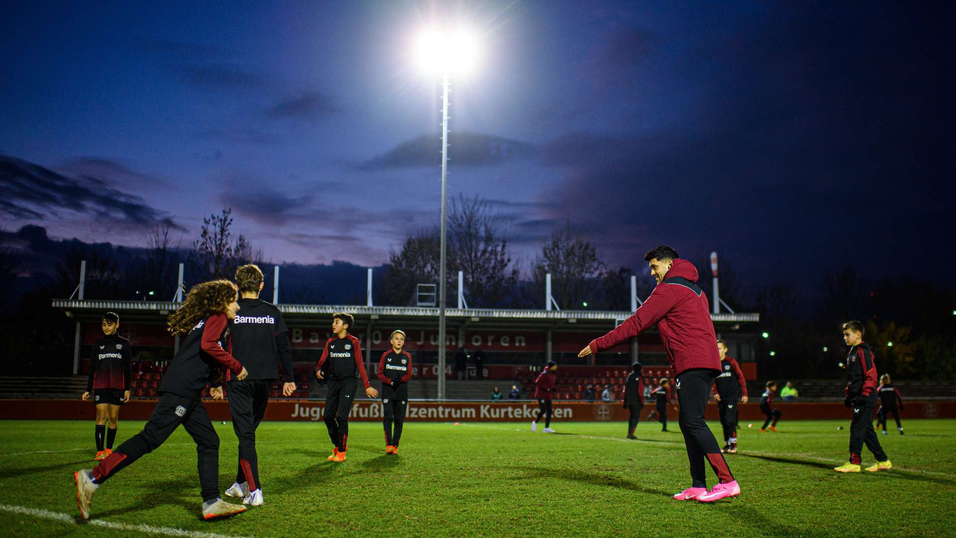 Werkself-Profis Trainieren Mit Dem Bayer 04-Nachwuchs | Bayer04.de