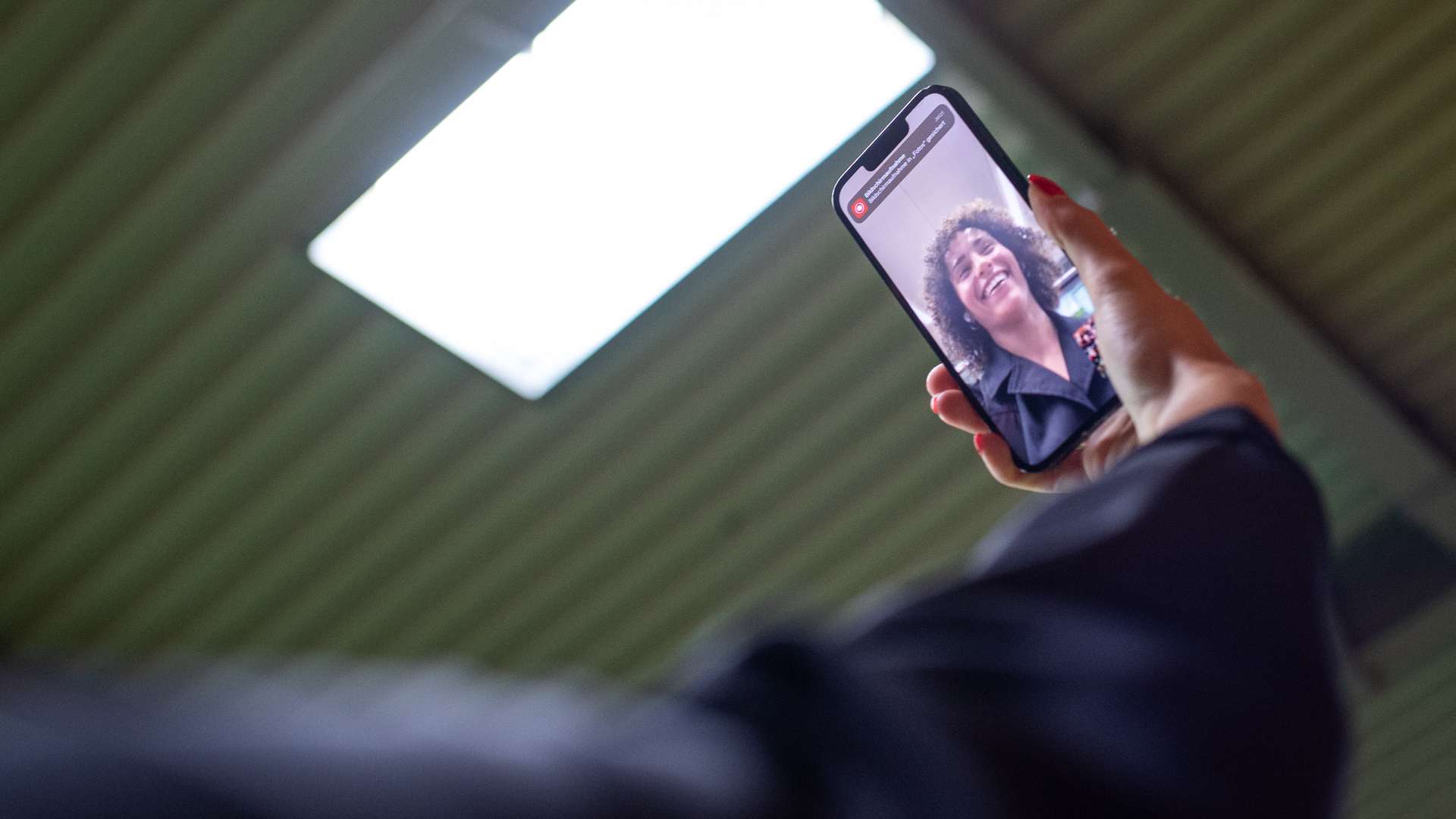 Amira Arfaoui per Handy zugeschaltet