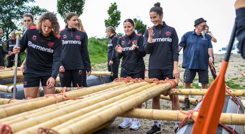 Floß-Bau im Trainingslager in Goch