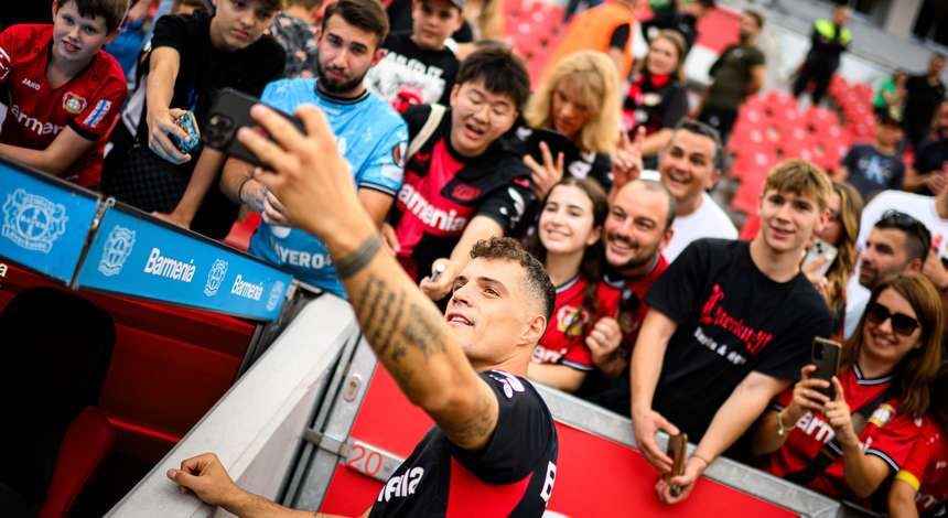 Granit Xhaka mit Fans