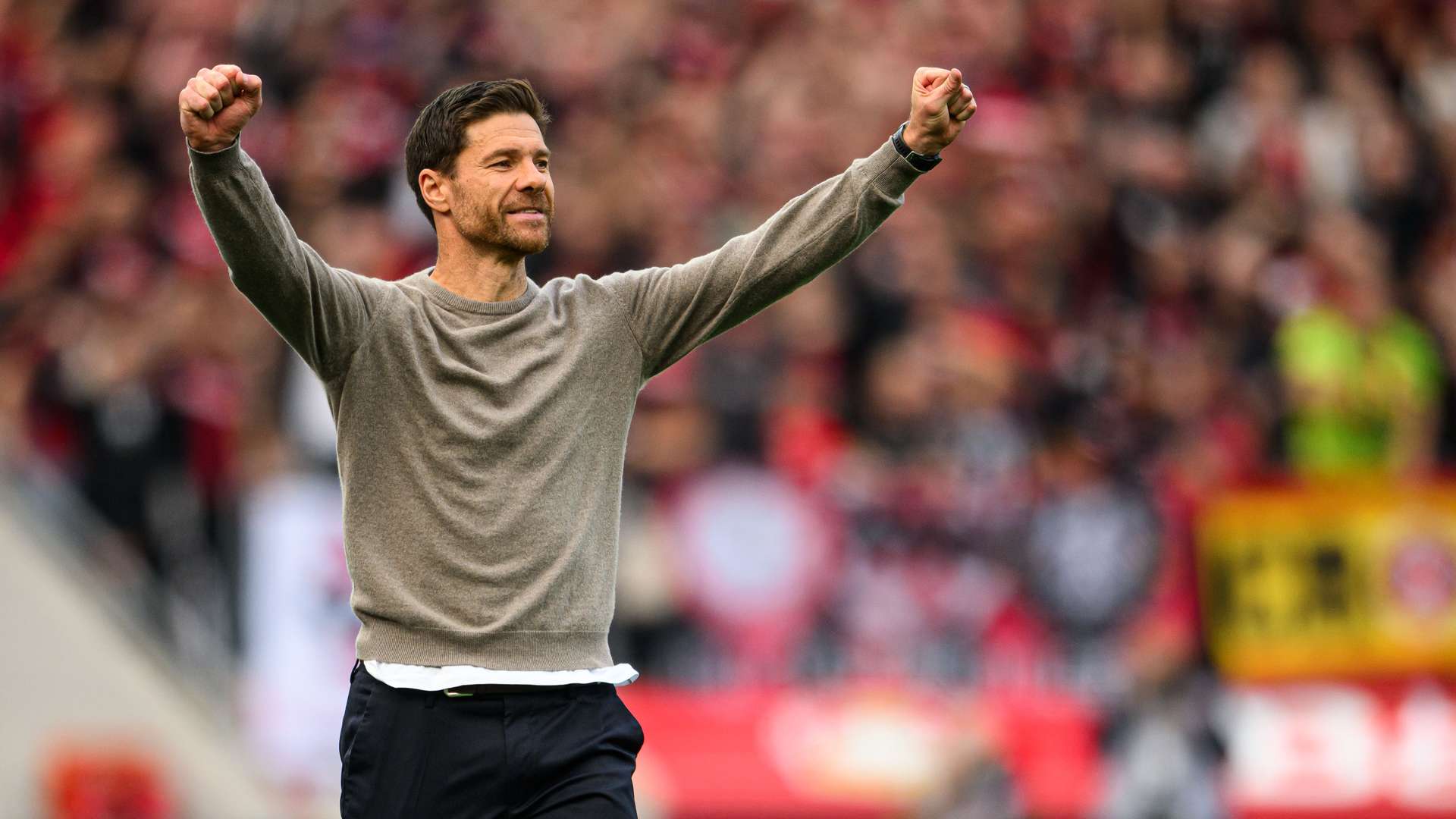 Xabi Alonso feiert Derbysieg