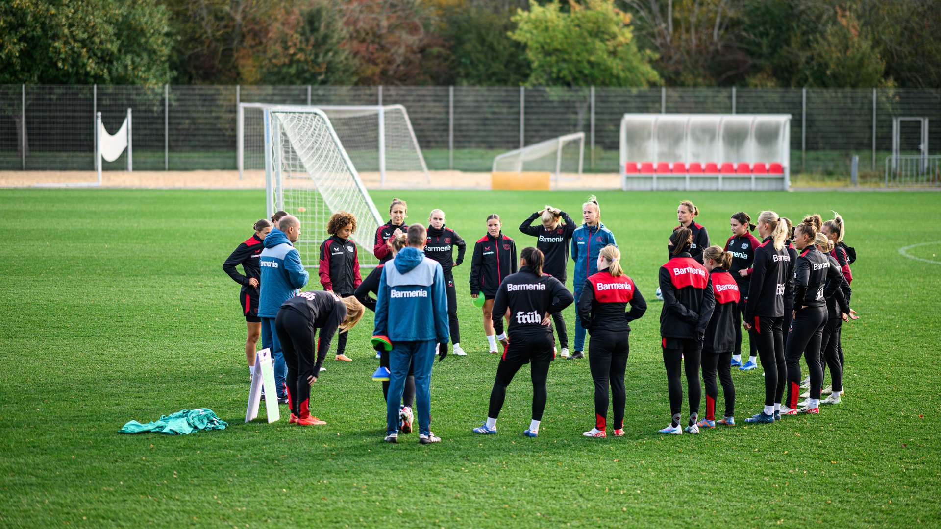 Besprechung der Bayer 04-Frauen