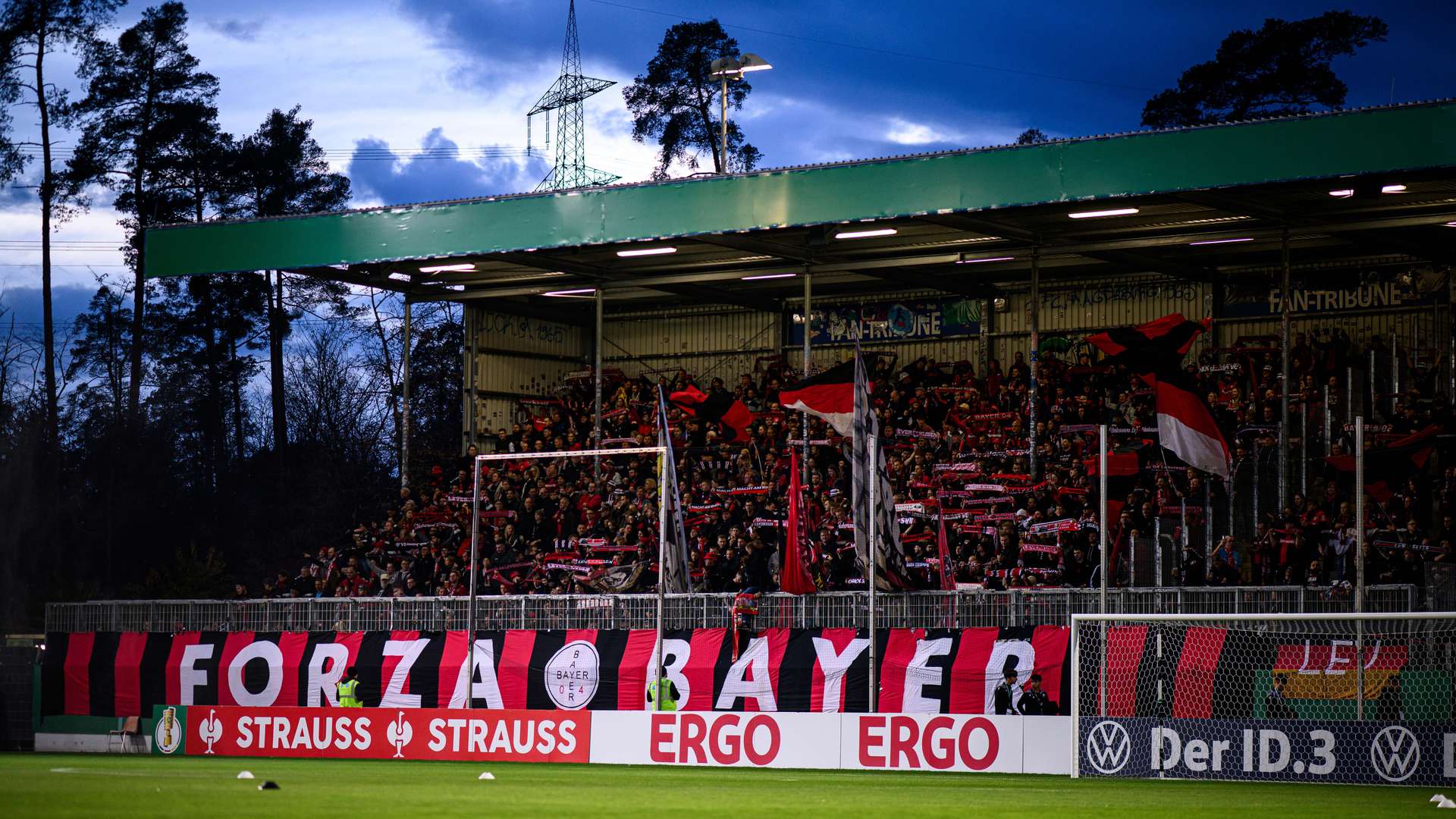 Bayer 04-Fans in Sandhausen