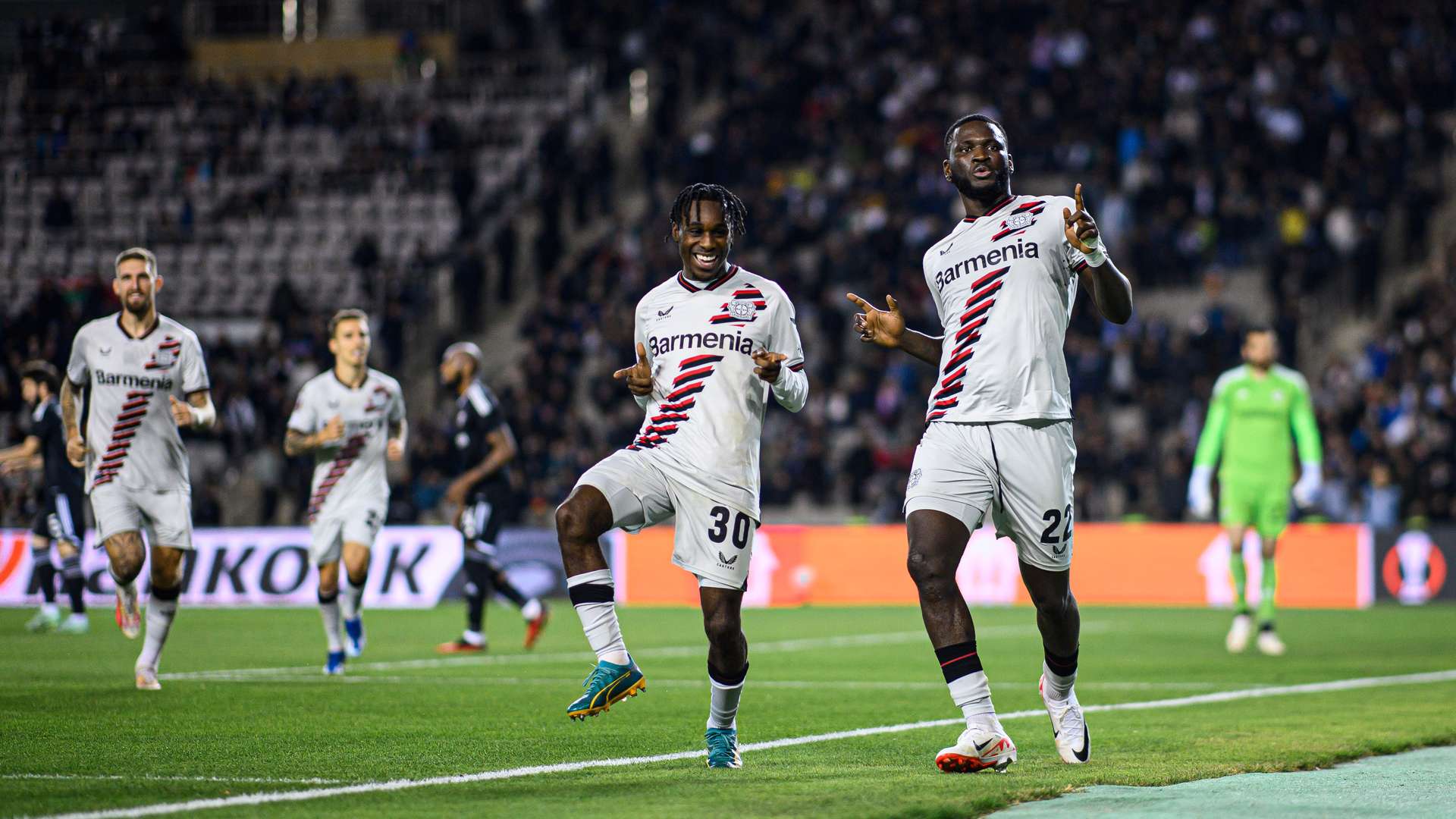 Boniface celebra un gol con Frimpong