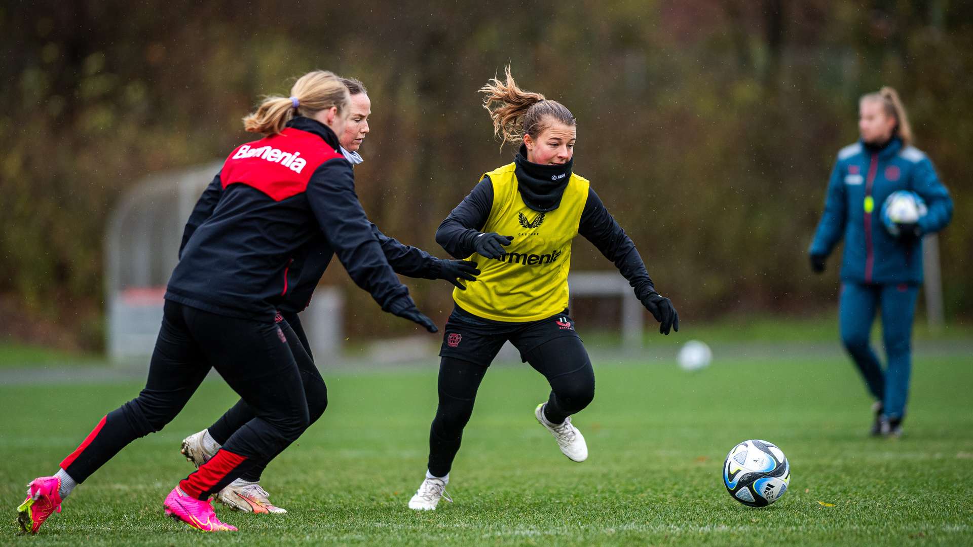 Kristin Kögel sprintet zum Ball