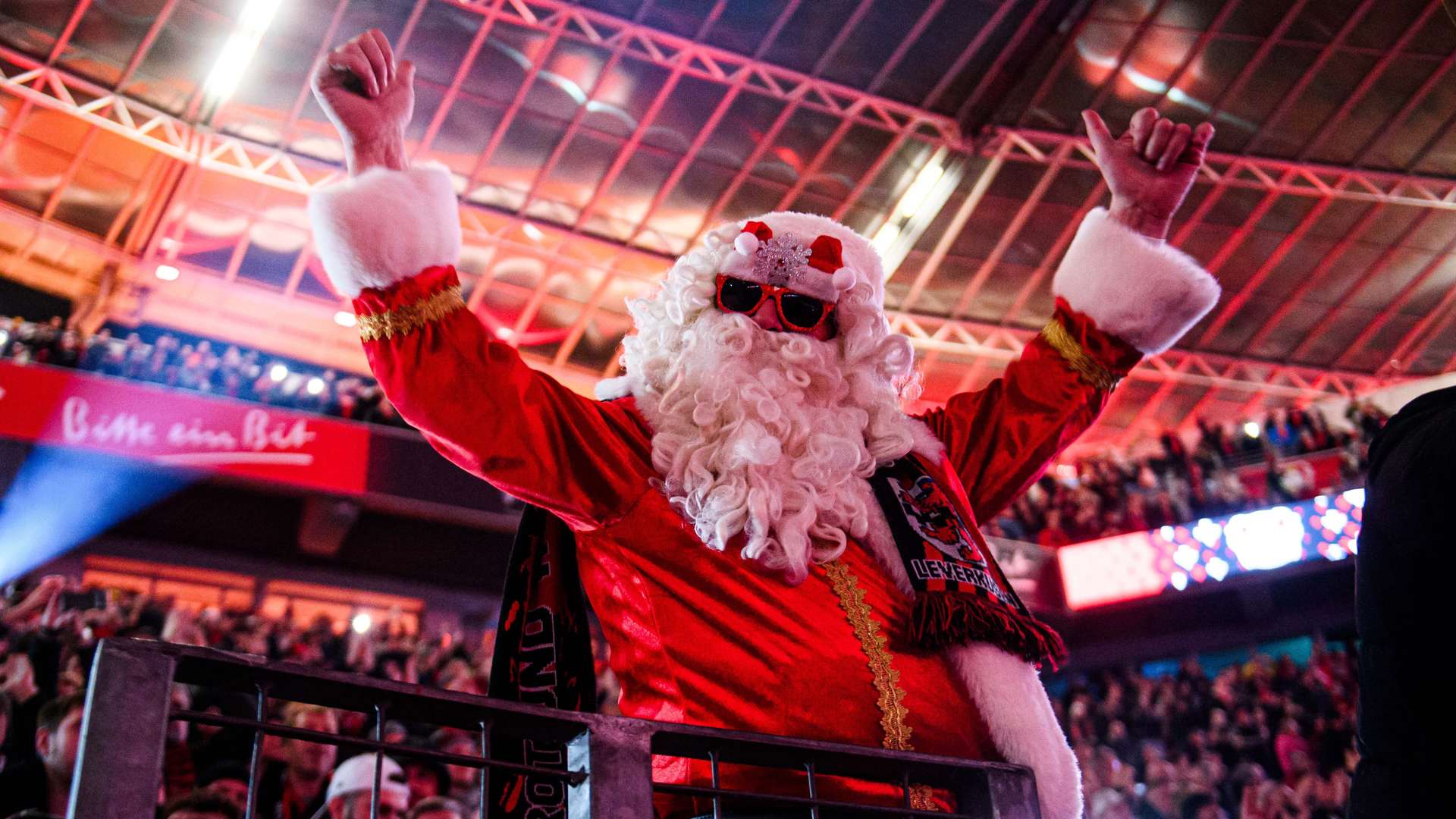 Weihnachtsmann in der BayArena