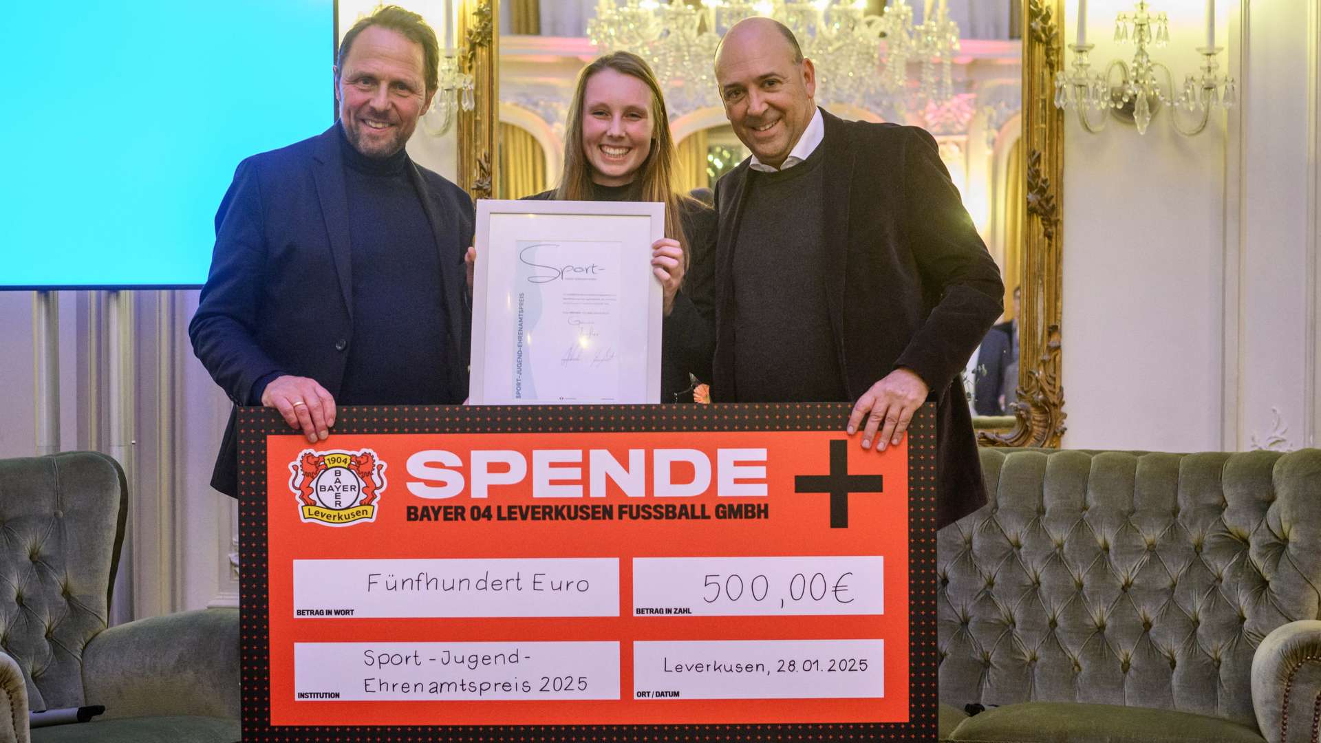 Fernando Carro und Uwe Richrath übergeben Spendenscheck