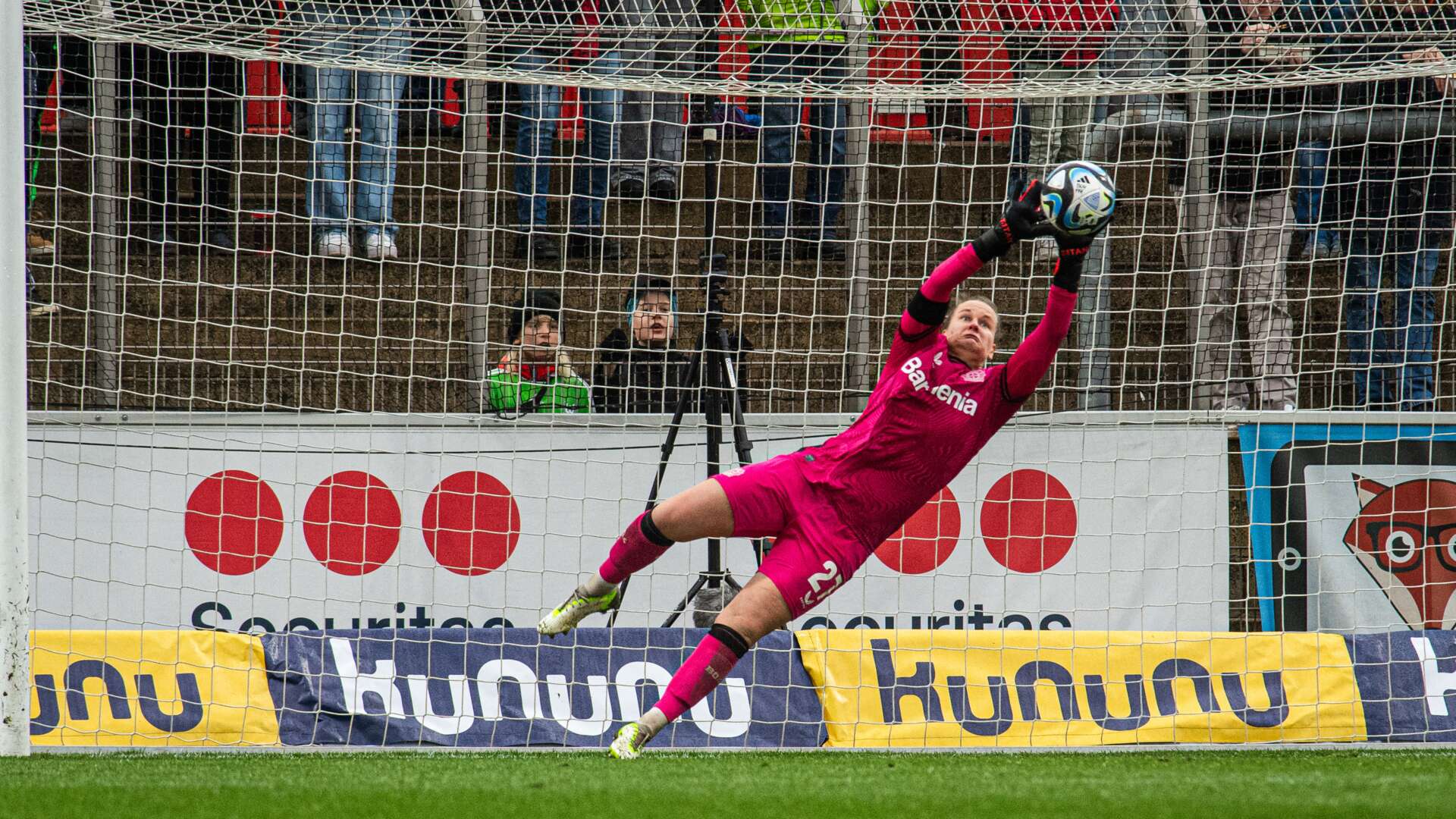 Friederike Repohl pariert einen Schuss