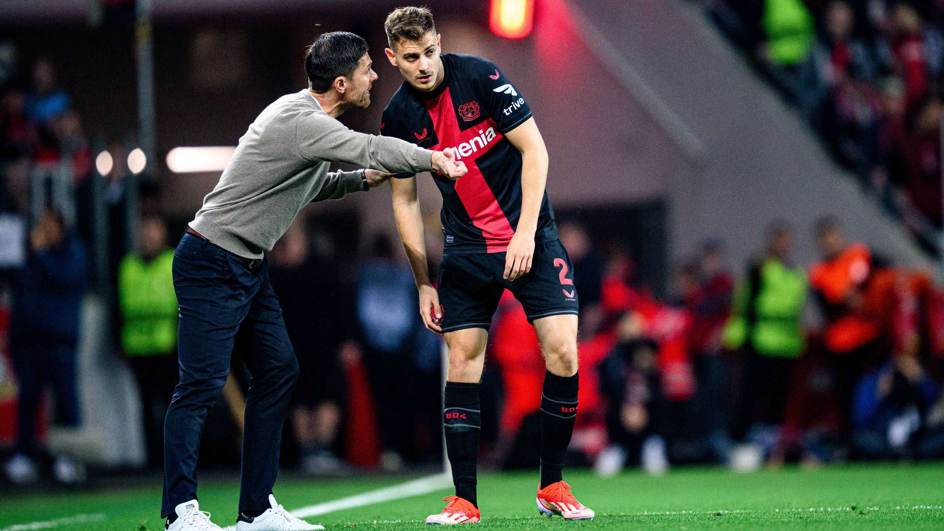 Xabi Alonso und Josip Stanisic