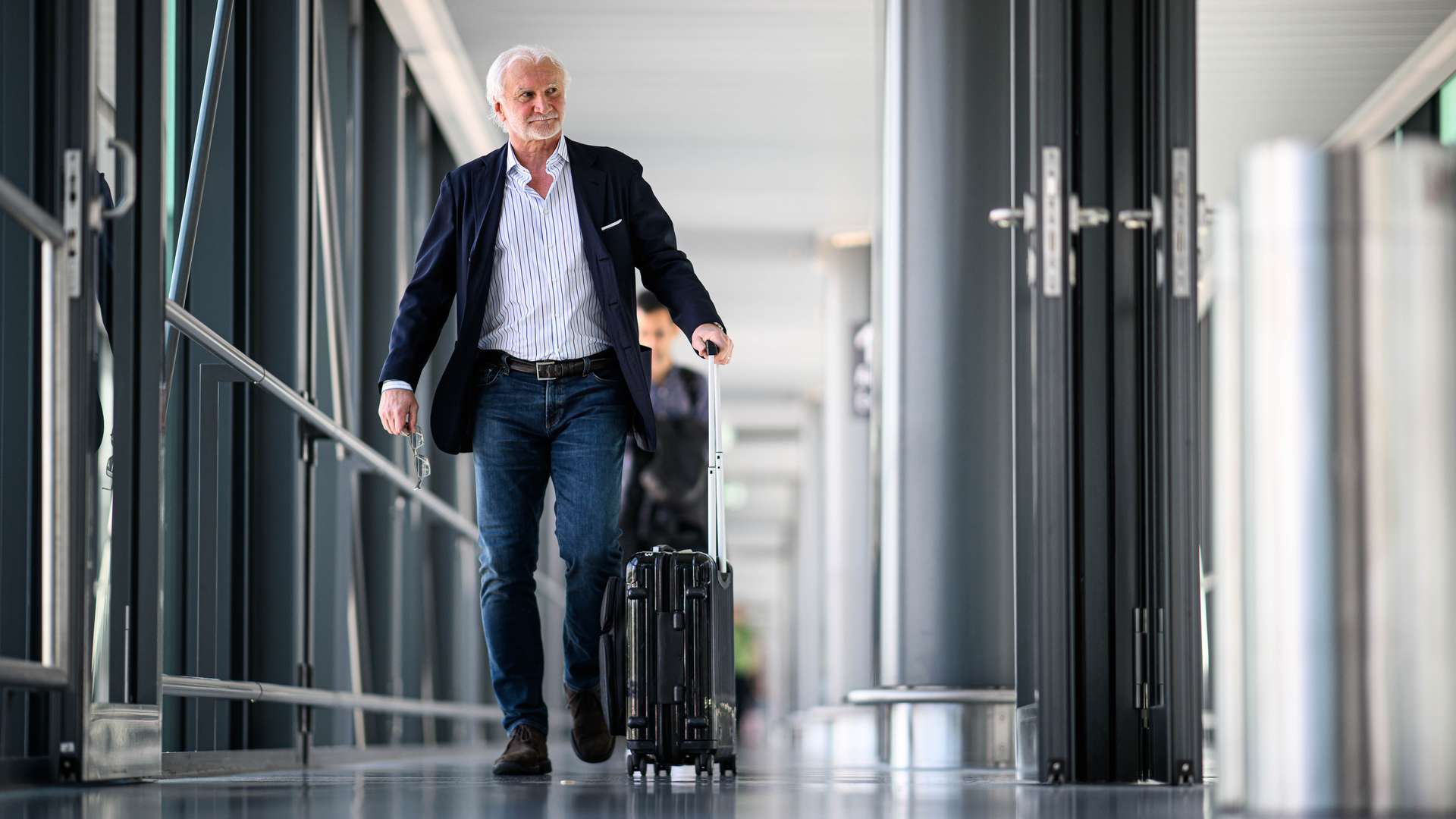 Rudi Völler am Flughafen