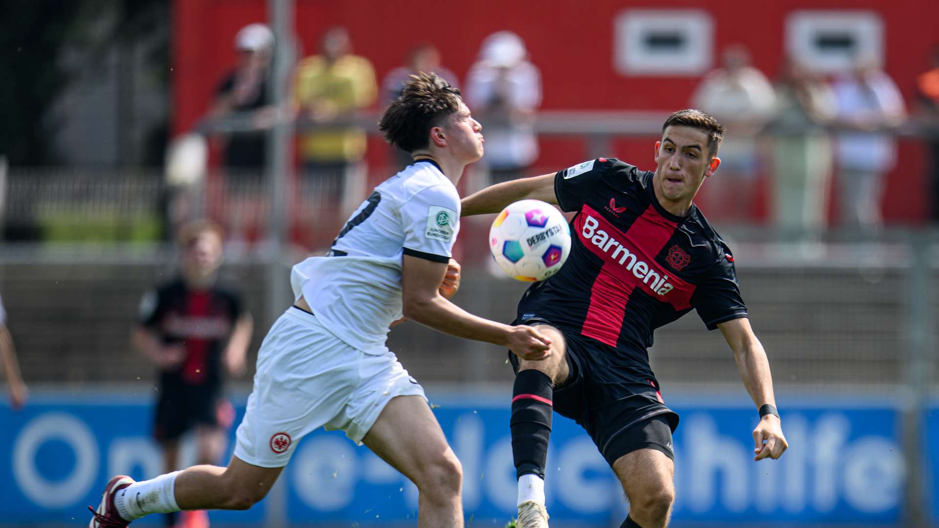 Zweikampf Leverkusen Frankfurt