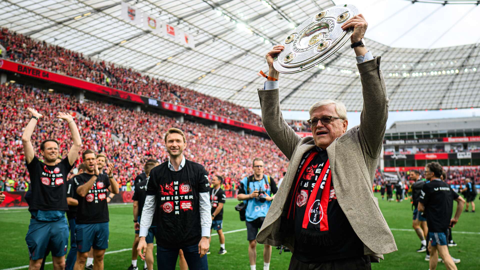Werner Wenning mit der Meisterschale