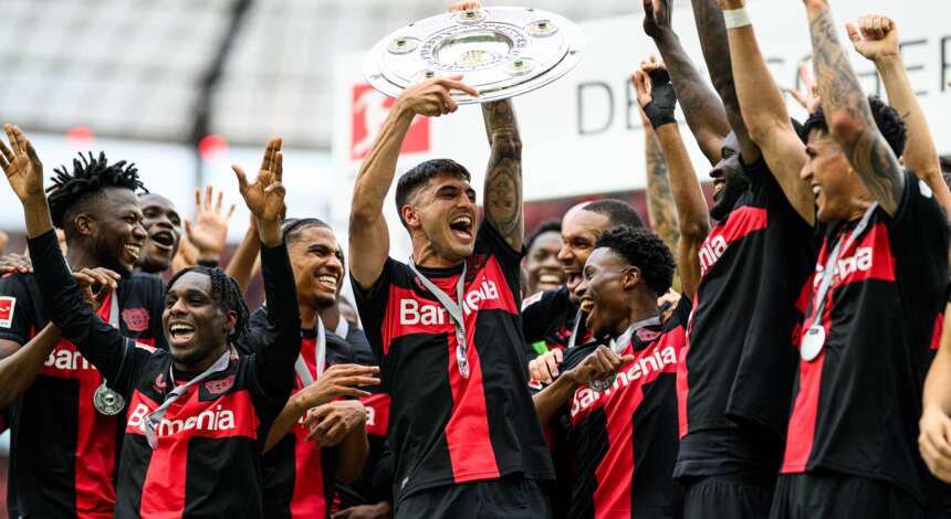 Exequiel Palacios mit der Meisterschale