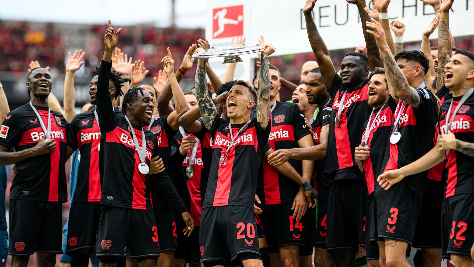 Alejandro Grimaldo mit der Meisterschale