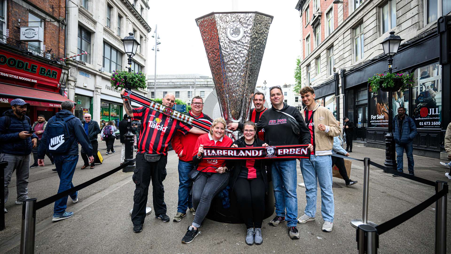 Fans vor EL-Pokal