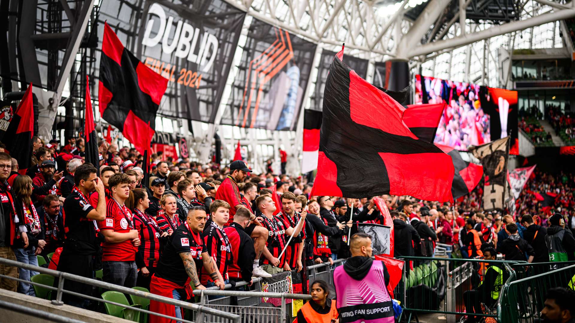 Bayer 04-Fankurve in der Dublin Arena