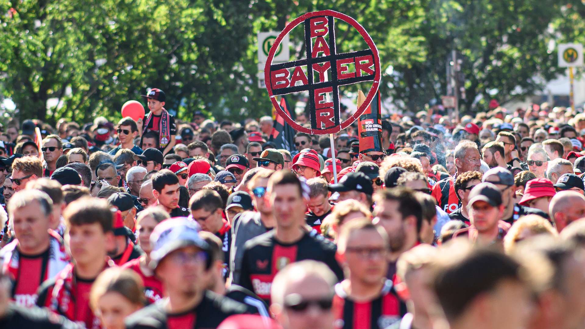 Bayer 04-Fanmarsch in Berlin