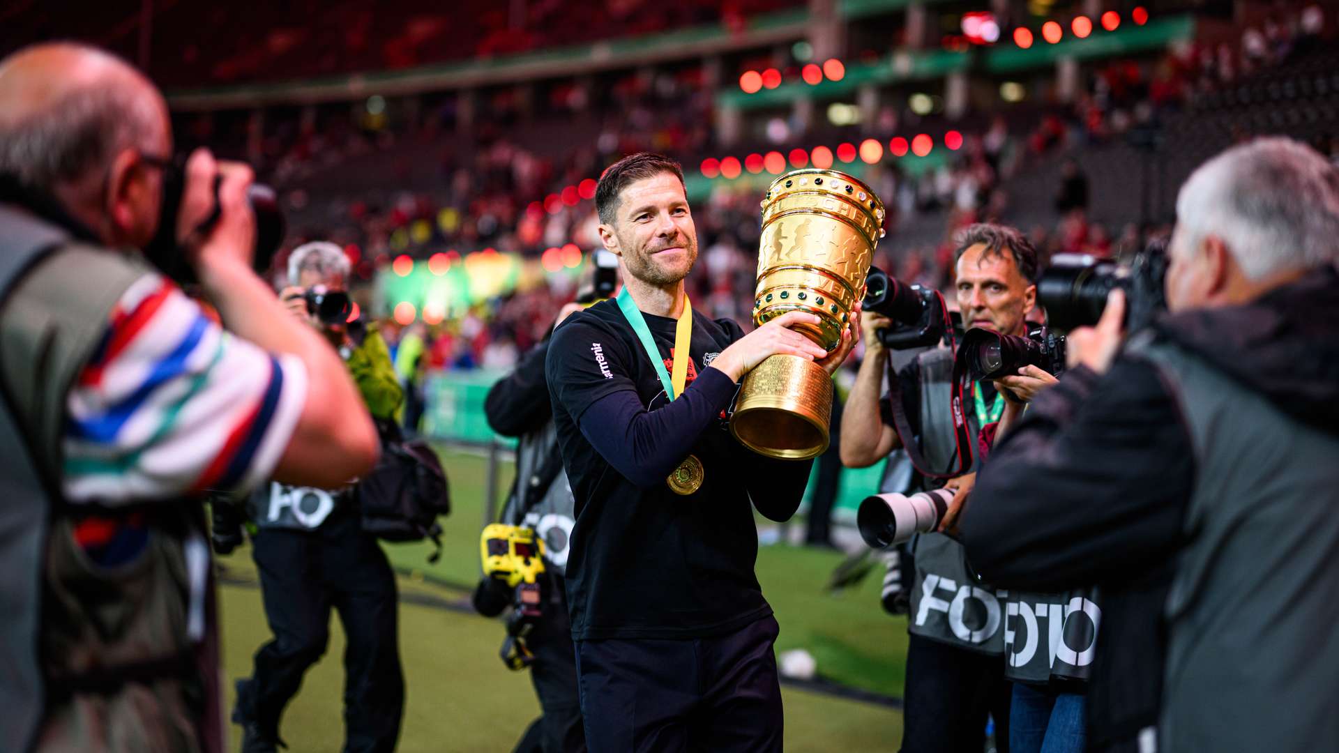 Xabi Alonso mit dem DFB-Pokal