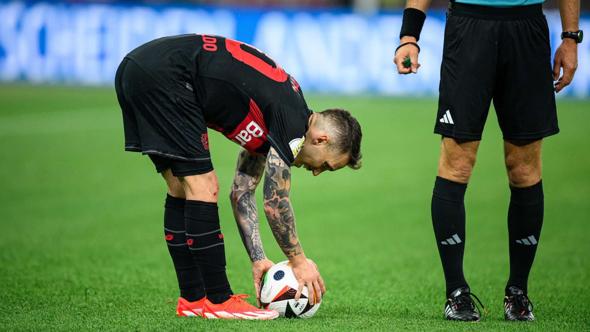 Alejandro Grimaldo beim Freistoß