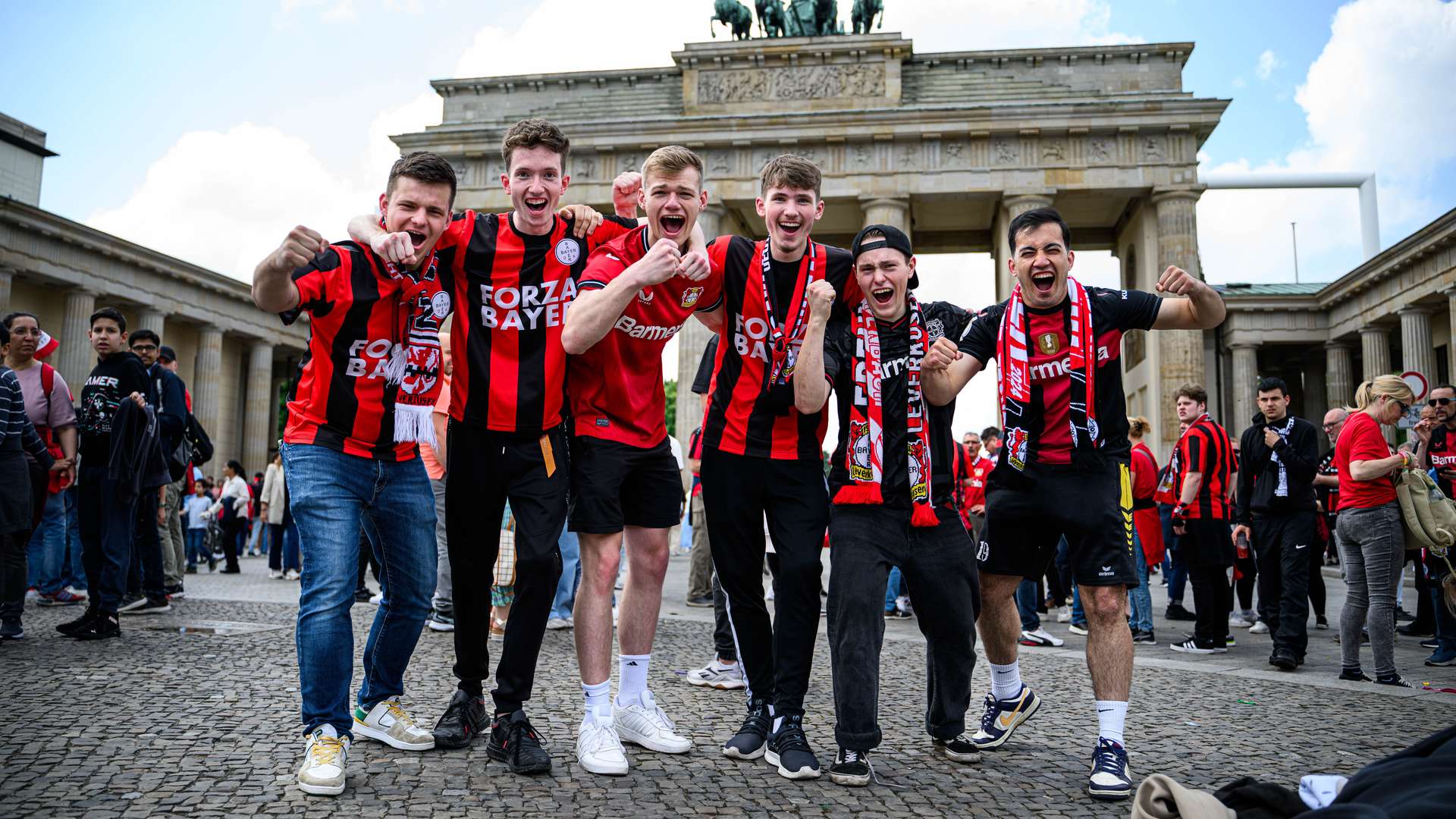 Bayer 04-Fans vor dem Brandenburger Tor