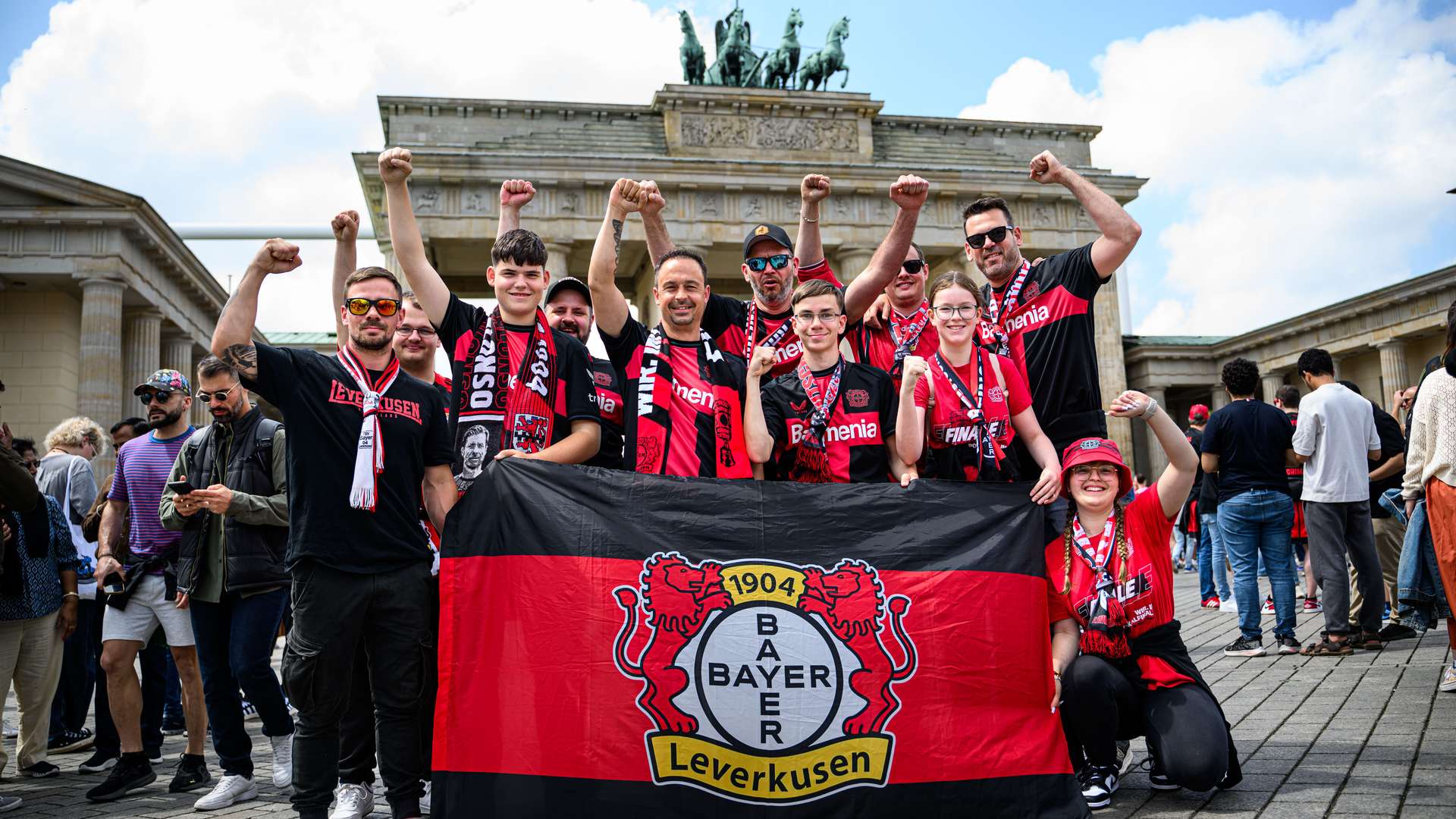 Bayer 04-Fans vor dem Brandenburger Tor