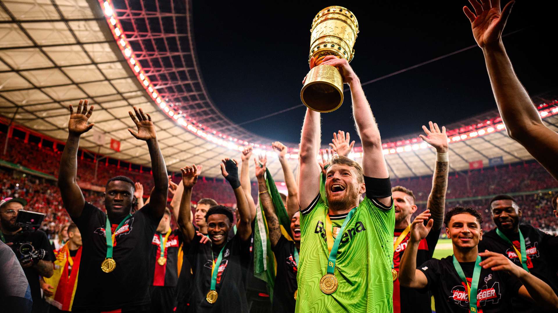 Lukas Hradecky mit dem DFB-Pokal