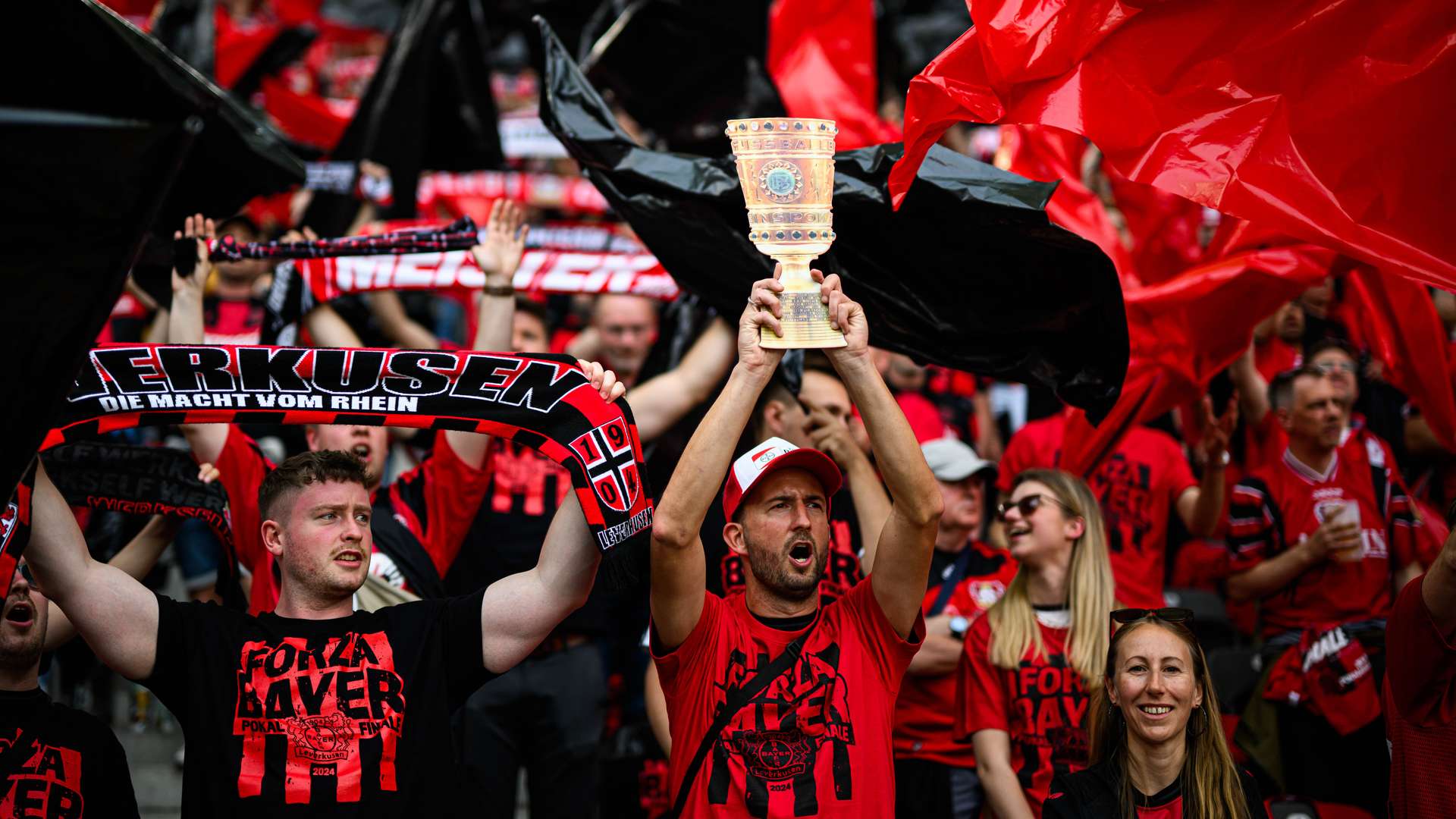 Bayer 04-Fans im Olympiastadion